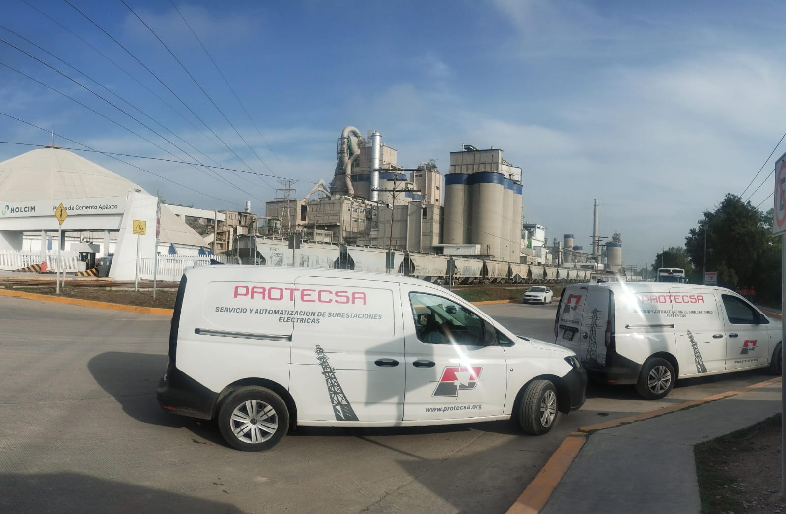 Vehículo de Protecsa en subestación eléctrica