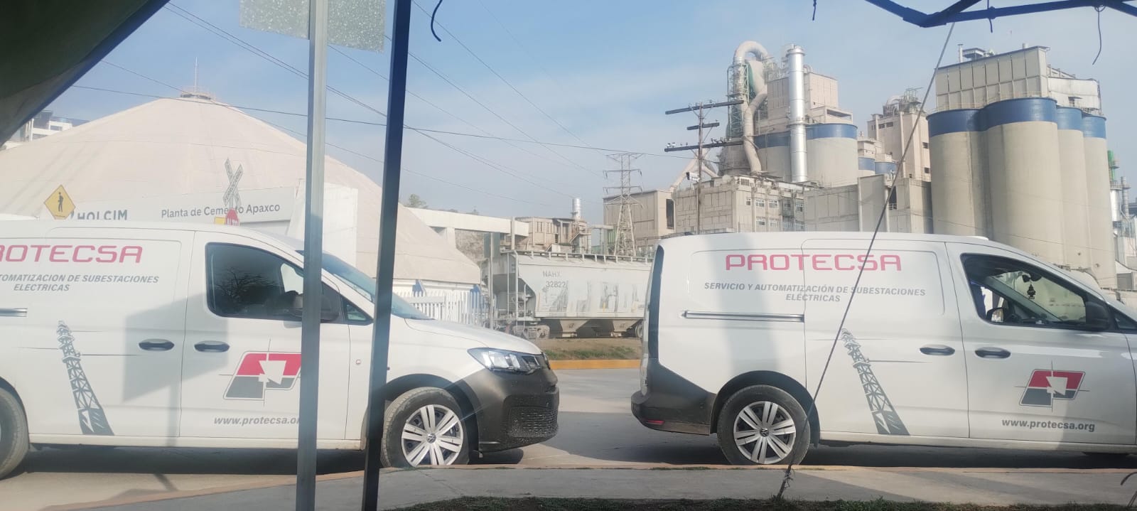 Vehículo de Protecsa en subestación eléctrica