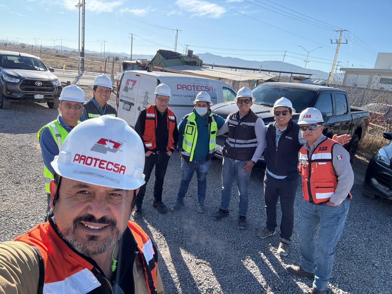 Personal de Protecsa trabajando en subestación eléctrica