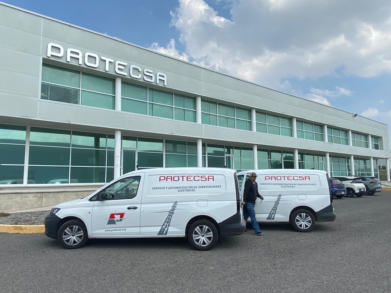 Vehículos de Protecsa frente a planta industrial