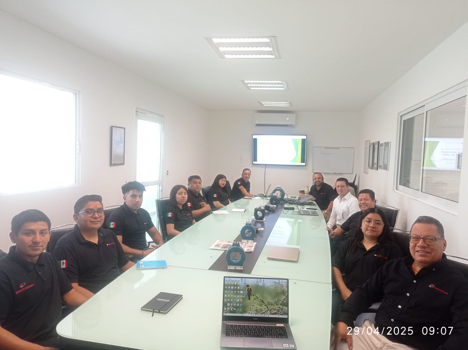 Vehículos de Protecsa frente a edificio corporativo